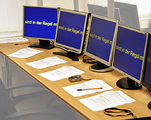 Bildschirmtest: Monitore mit gelber Schrift auf blauem Hintergrund 